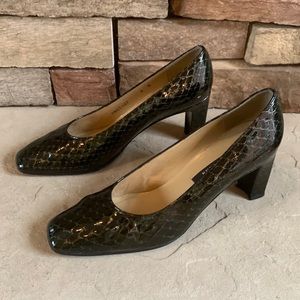 STUART Weitzman size 8 brown patten leather heel.